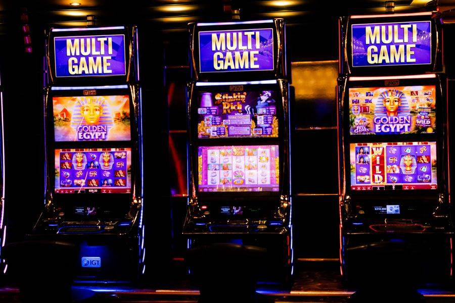 Deretan mesin slot bercahaya di ruang kasino