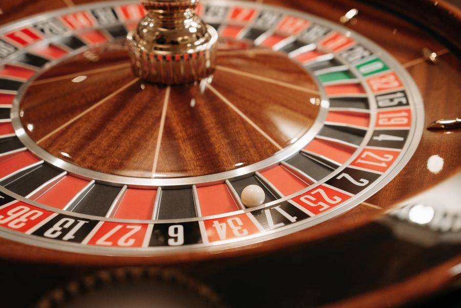 Roda roulette dengan slot merah dan hitam