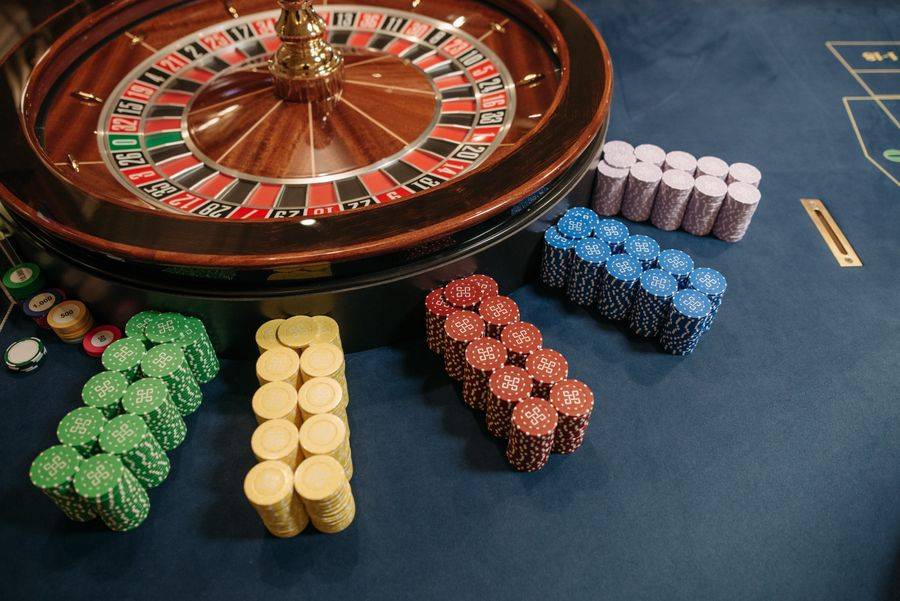 Roulette dan chip di meja kasino